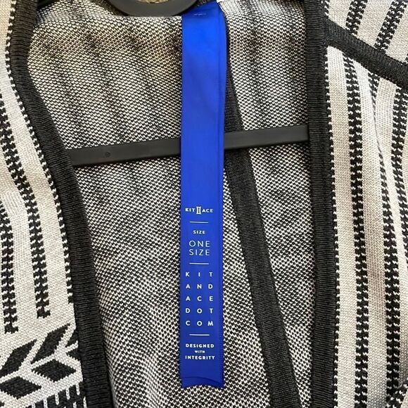 Kit and Ace Solstice Poncho One Size - Picture 9 of 11